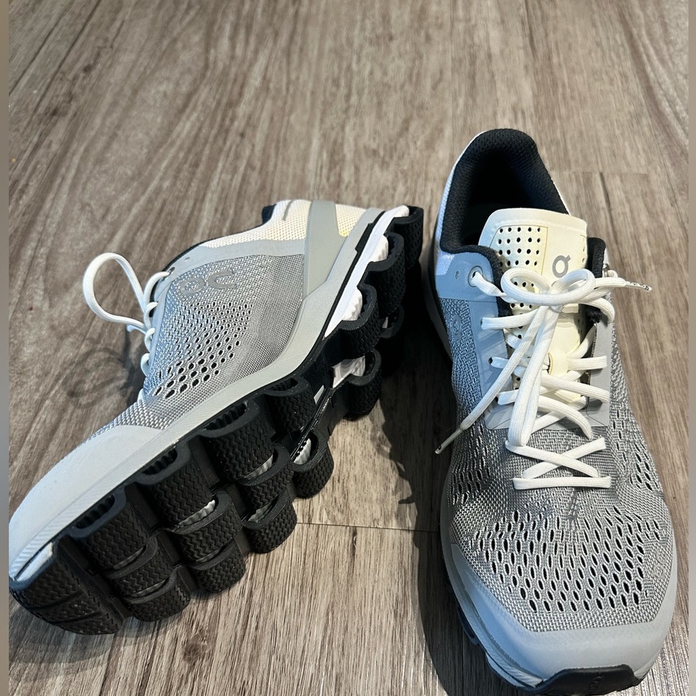 OnCloud CloudSurfer - Women’s size 9